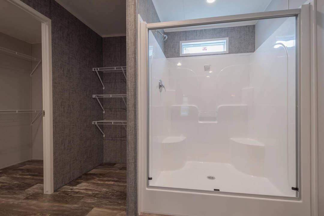 Redman rm3268a bathroom home features