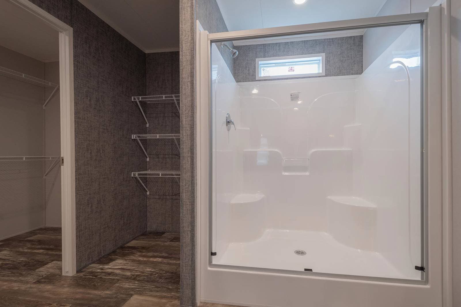 Redman rm3268a bathroom home features
