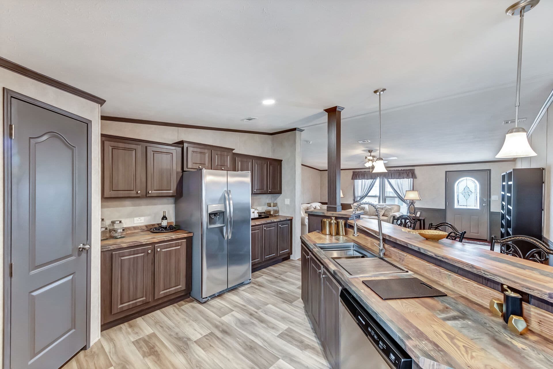 The king kitchen home features