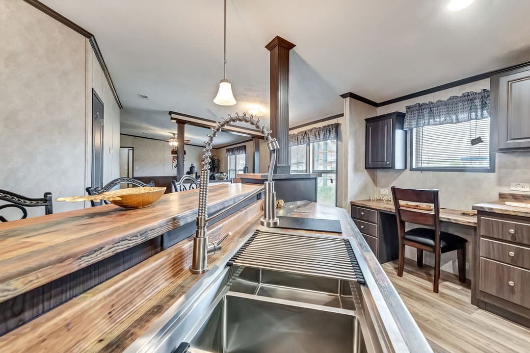 The king kitchen home features