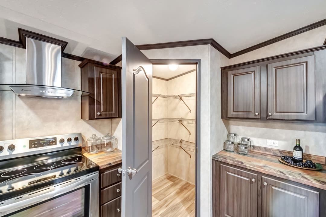 The king kitchen home features