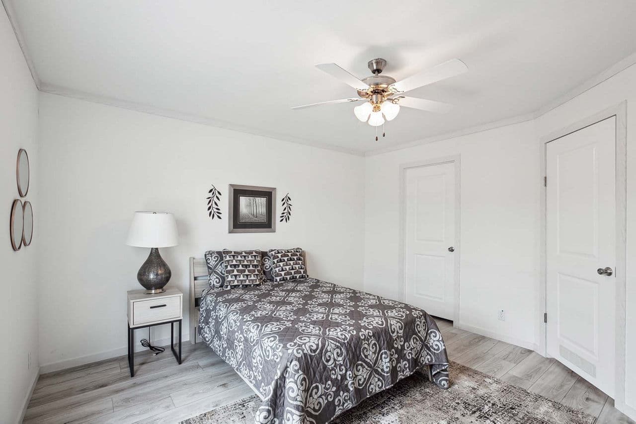 Nm2852a bedroom home features