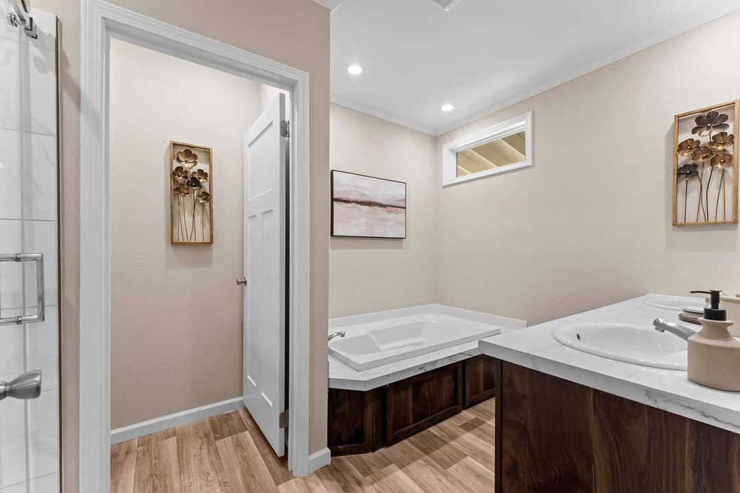 Innovation xl bathroom home features