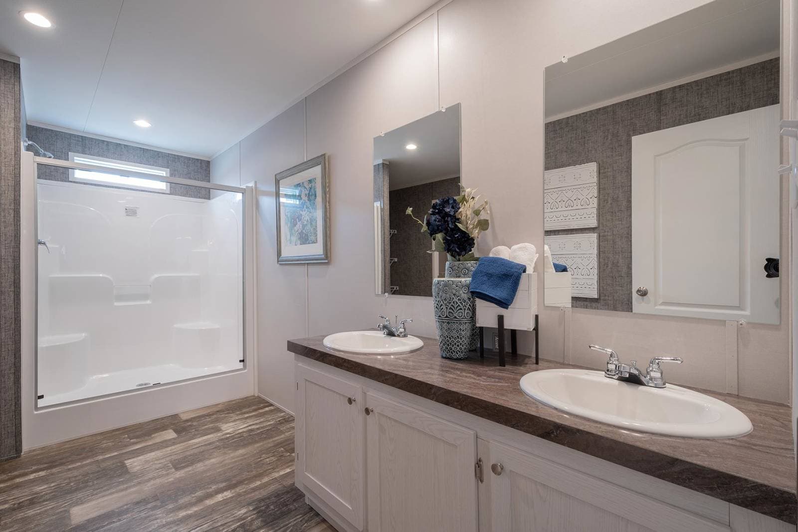 Redman rm3268a bathroom home features