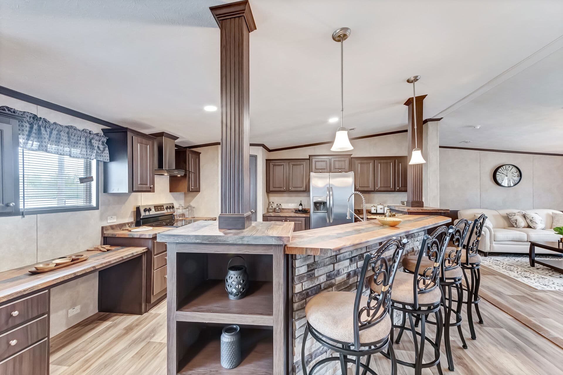 The king kitchen home features