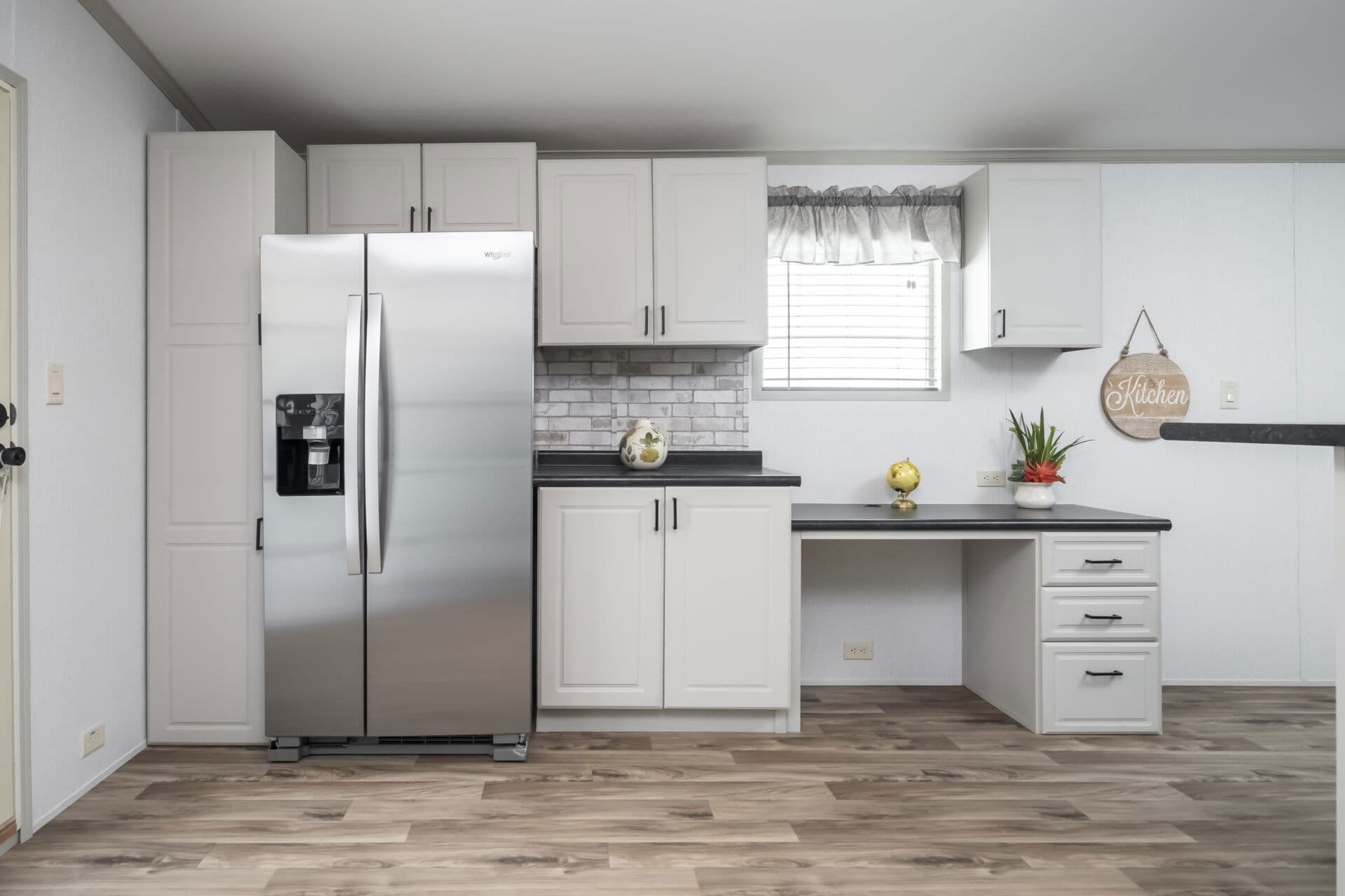 The queen kitchen home features