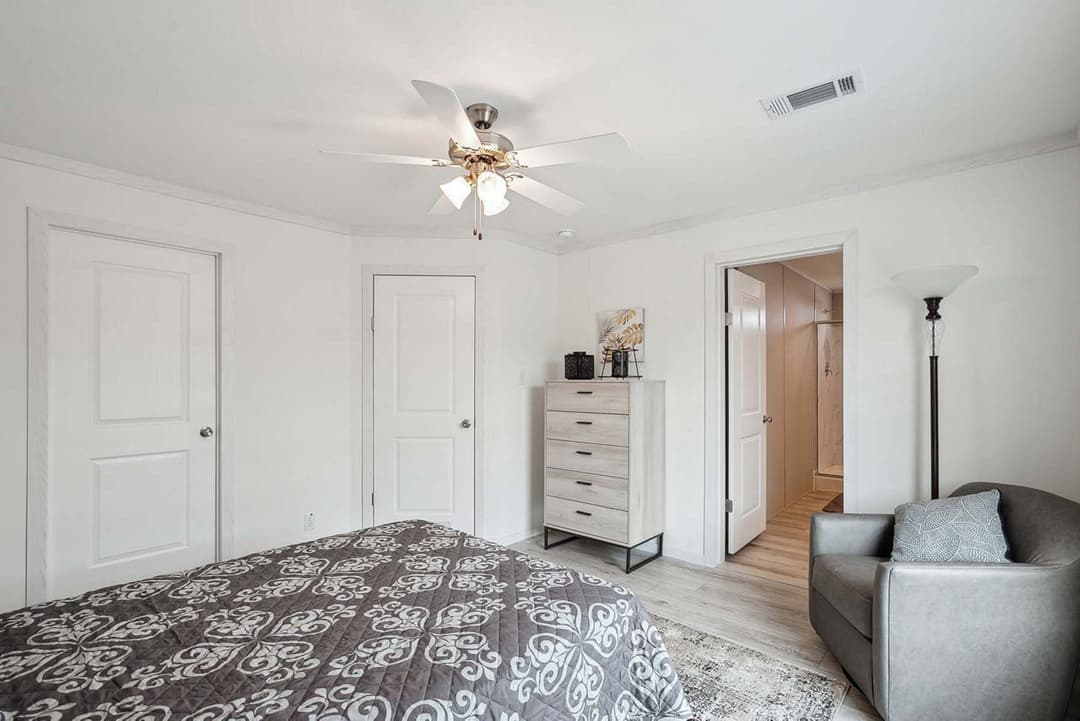 Nm2852a bedroom home features