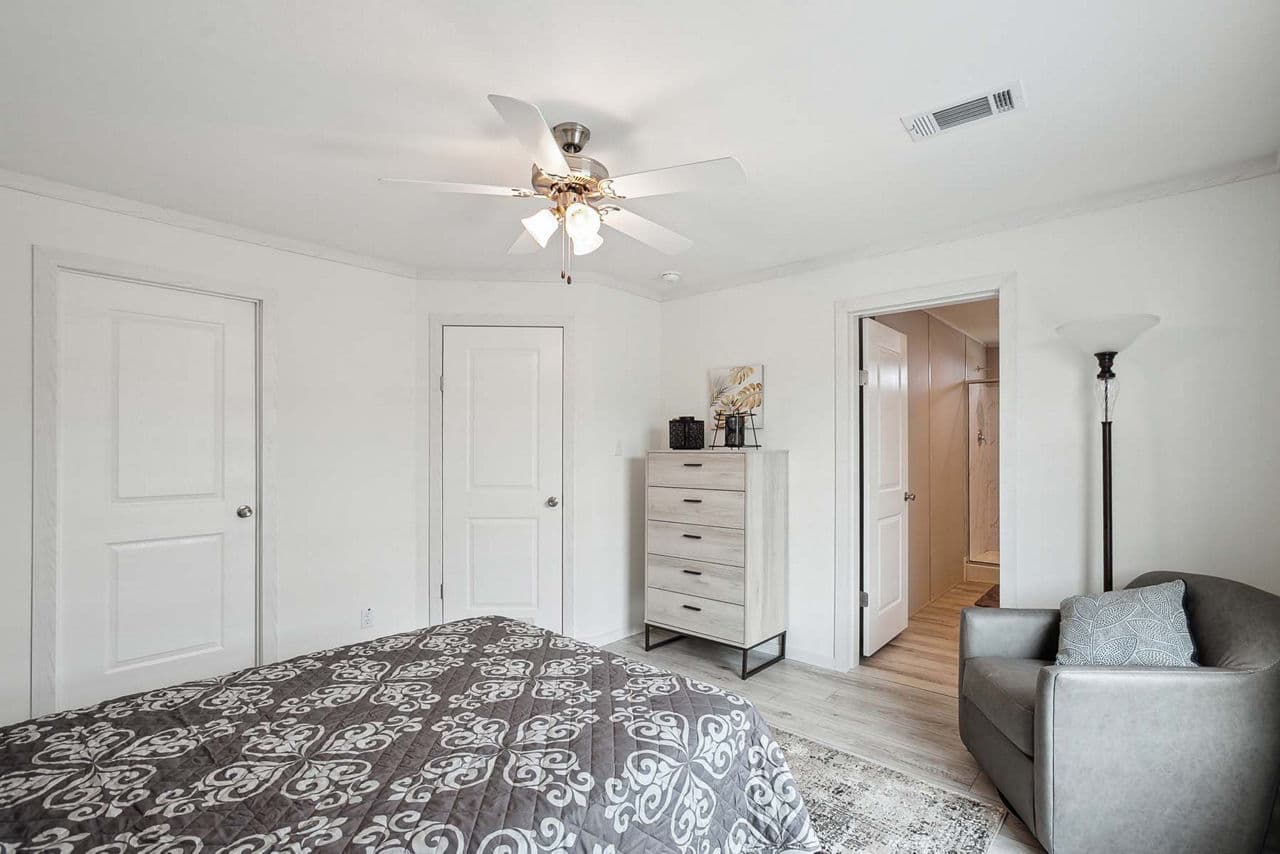 Nm2852a bedroom home features