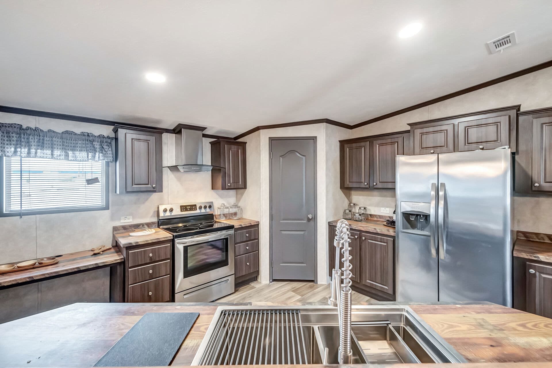 The king kitchen home features