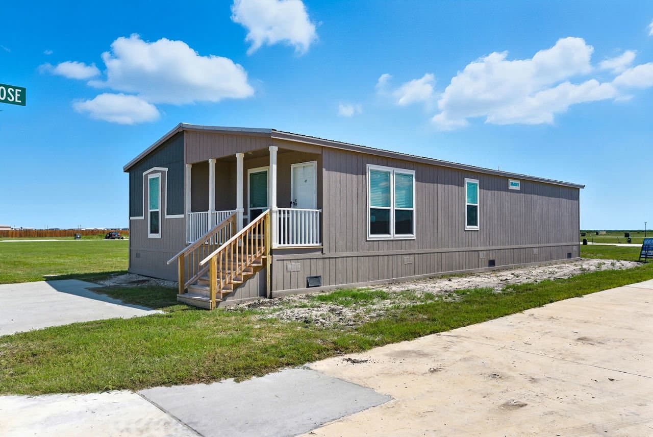 Nm2860l hero, elevation, and exterior home features