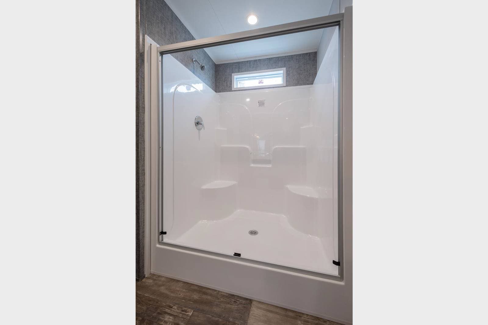 Redman rm3268a bathroom home features