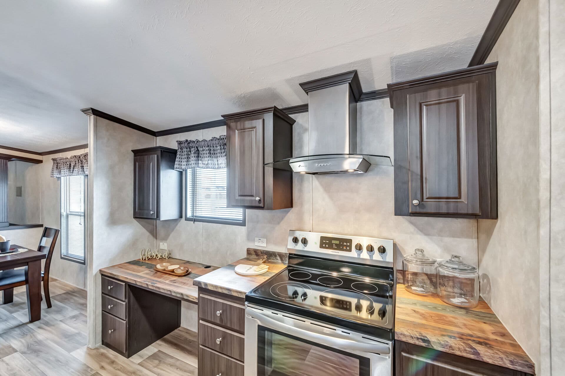 The king kitchen home features