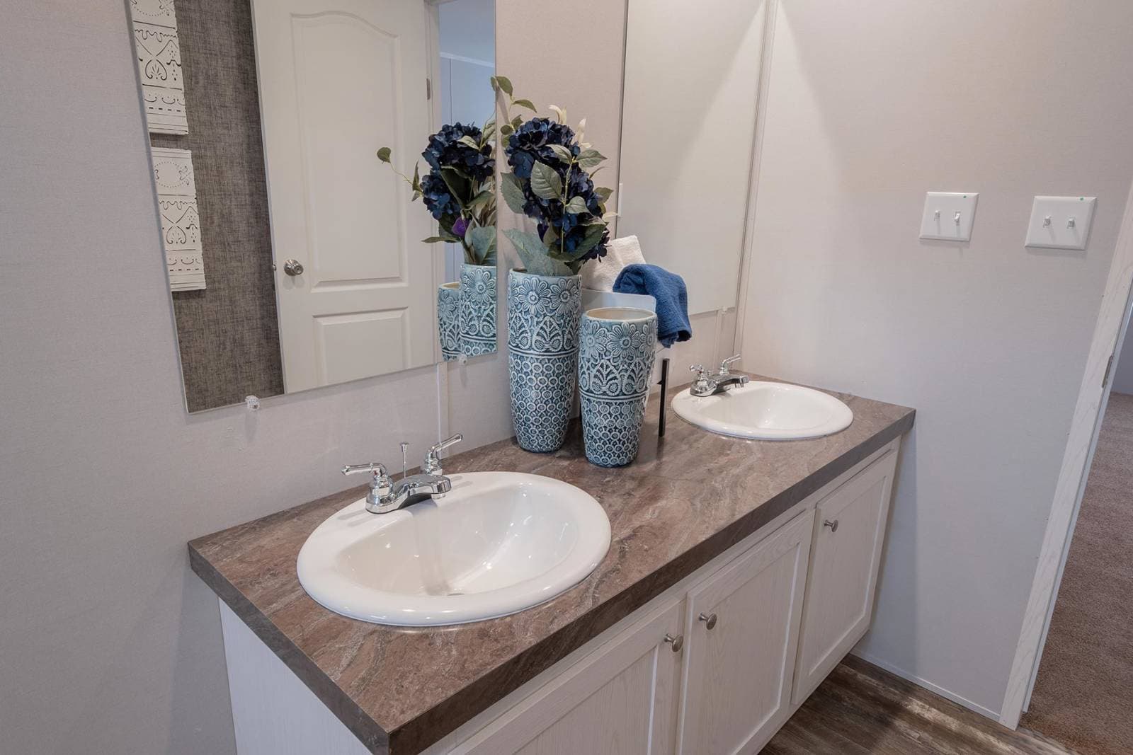 Redman rm3268a bathroom home features