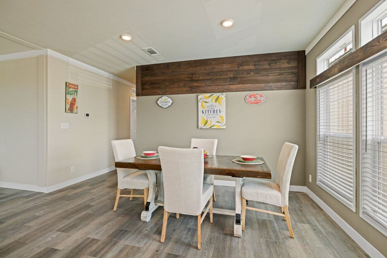 El rancho 32764a interior home features