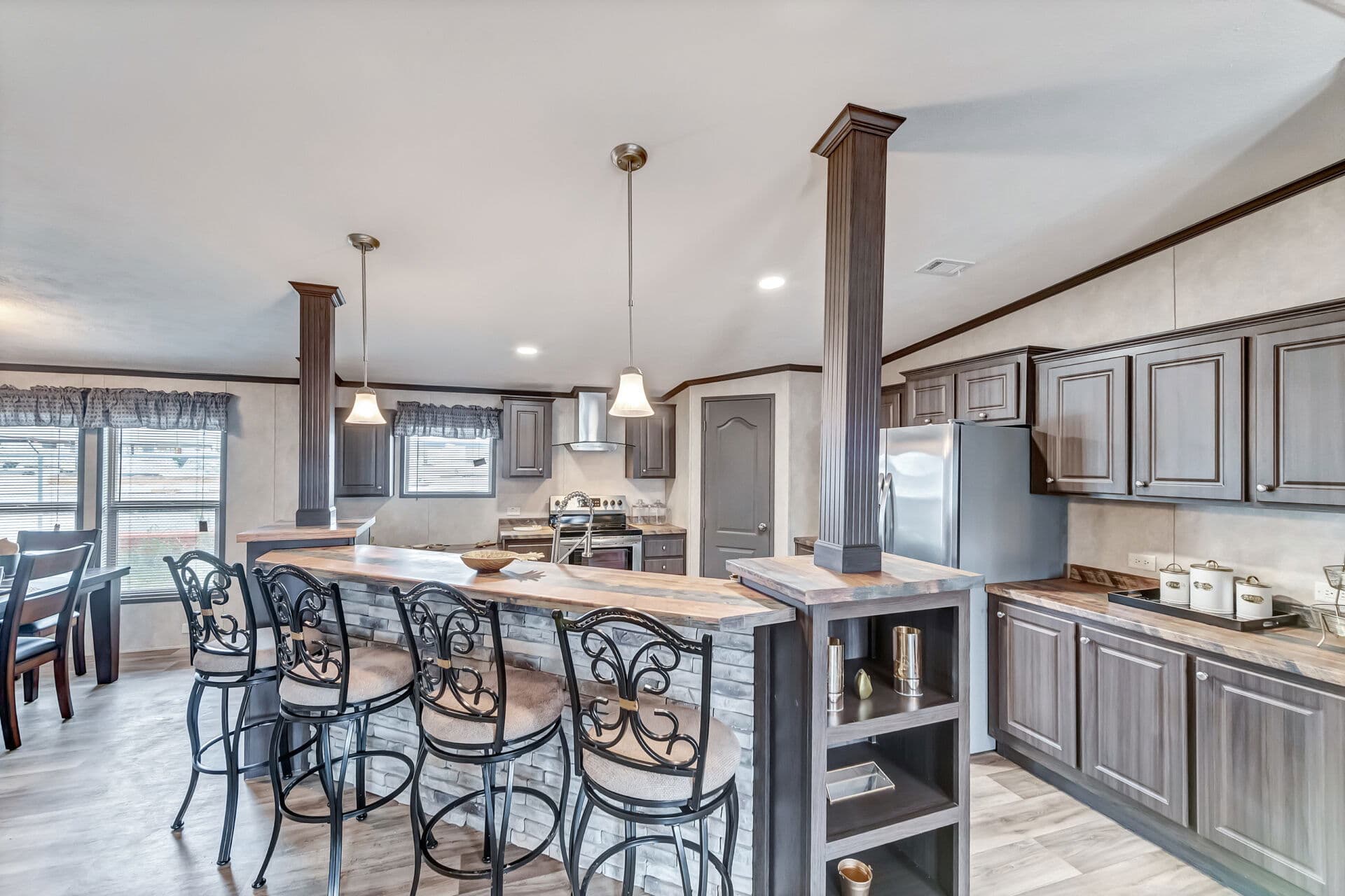 The king kitchen home features