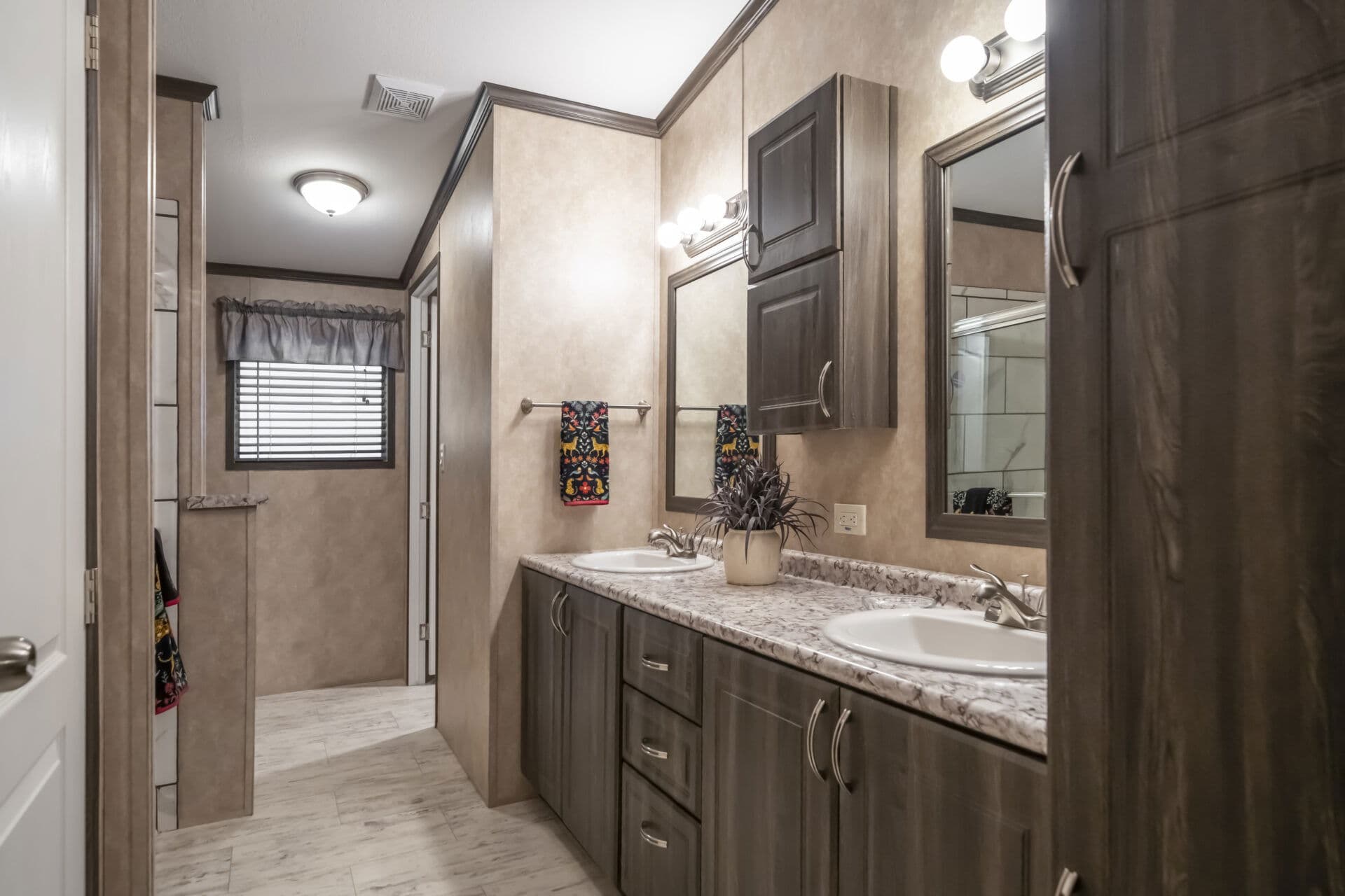 The bishop bathroom home features