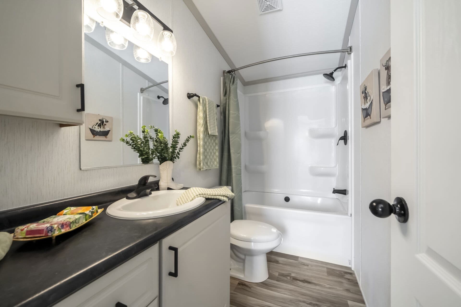 The queen bathroom home features