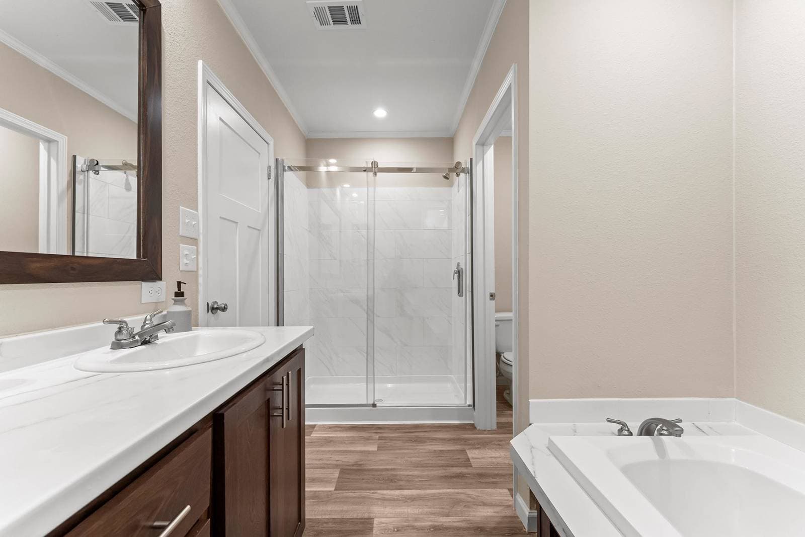 Innovation xl bathroom home features