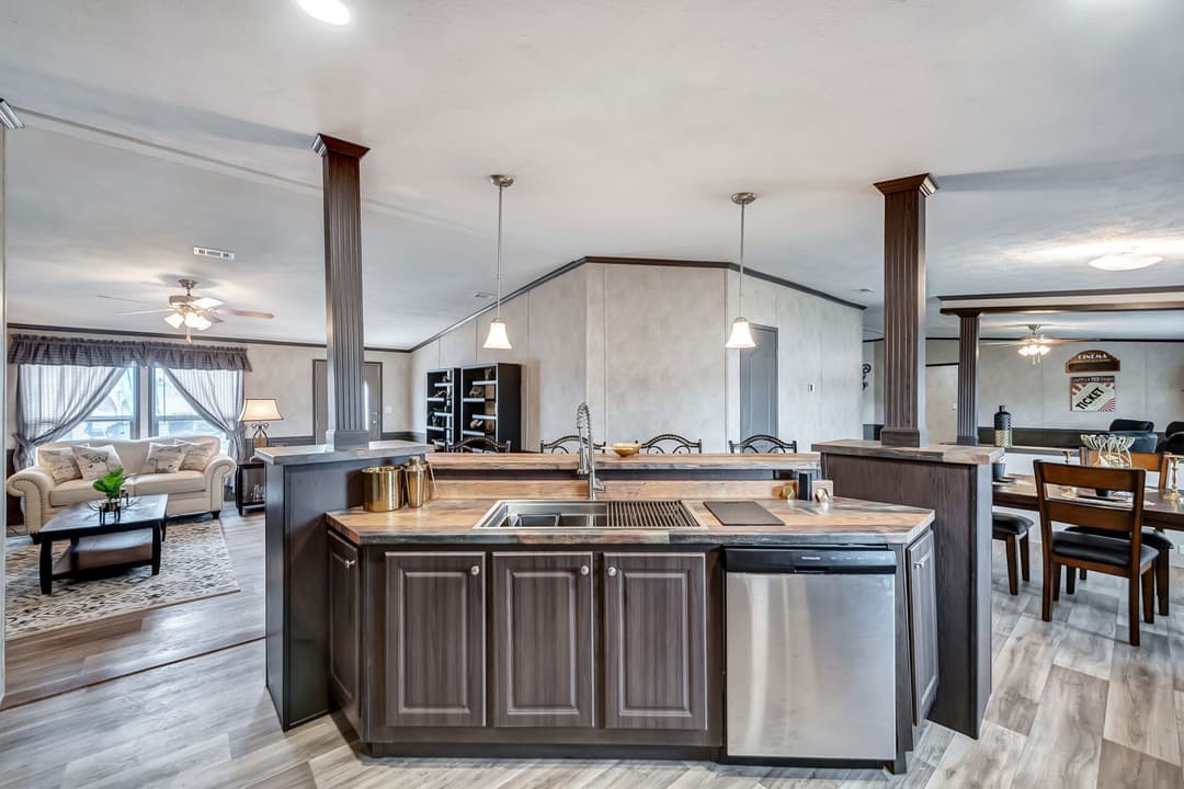 The king kitchen home features