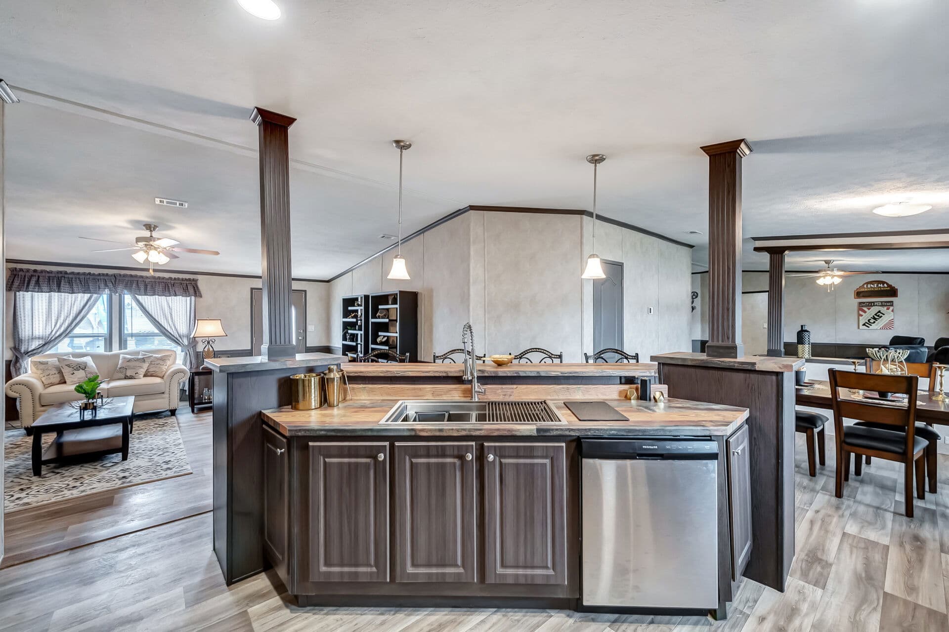 The king kitchen home features