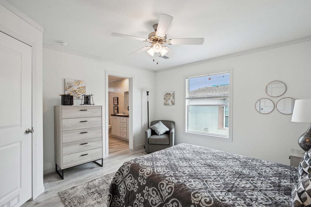 Nm2852a bedroom home features