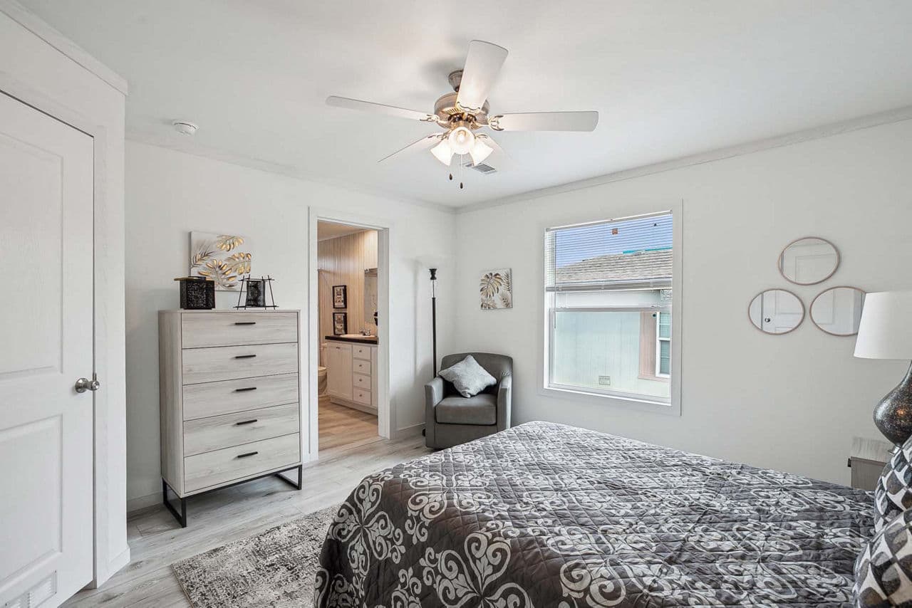 Nm2852a bedroom home features