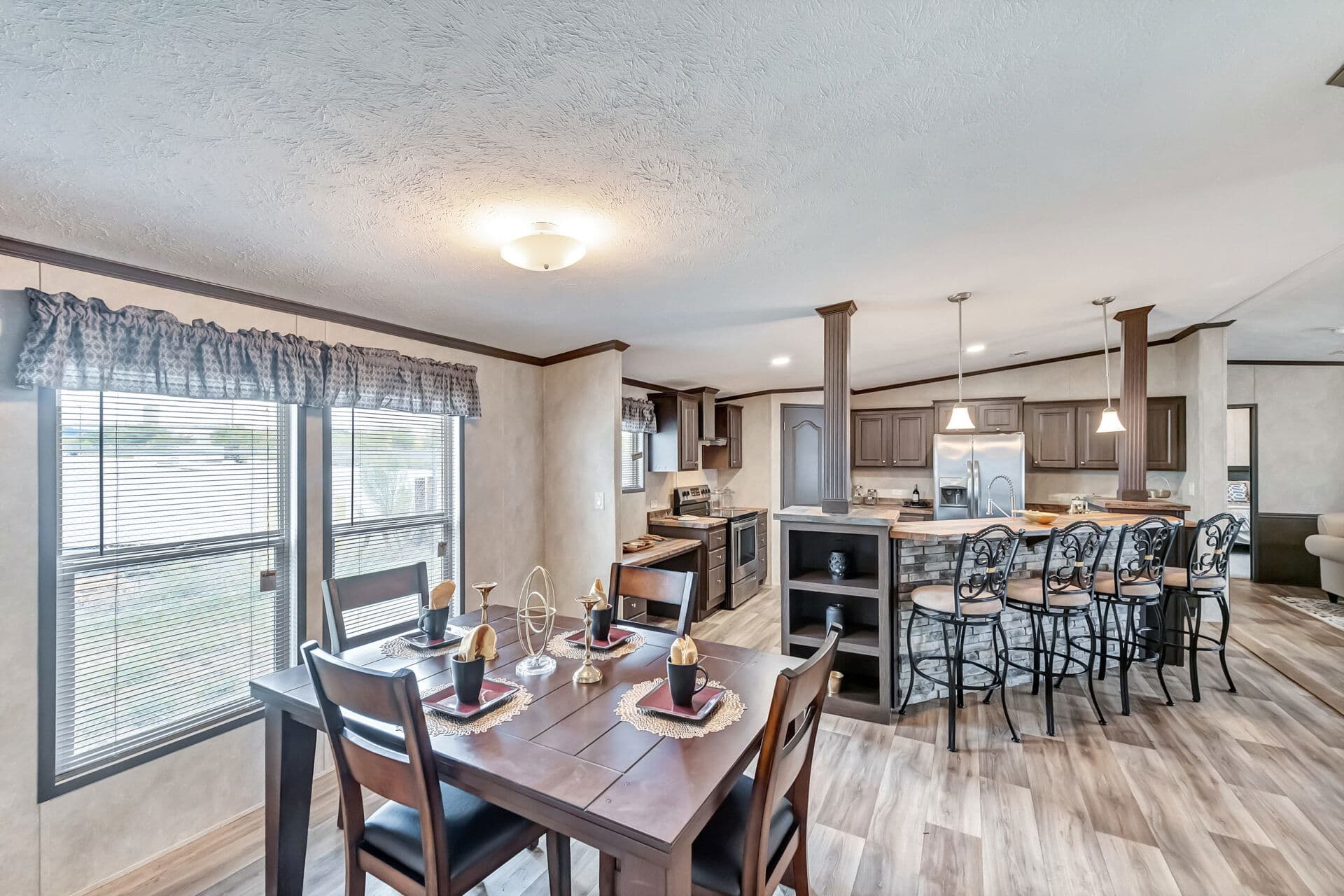 The king kitchen home features