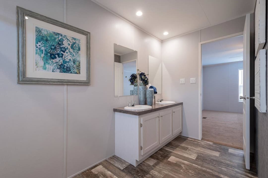 Redman rm3268a bathroom home features