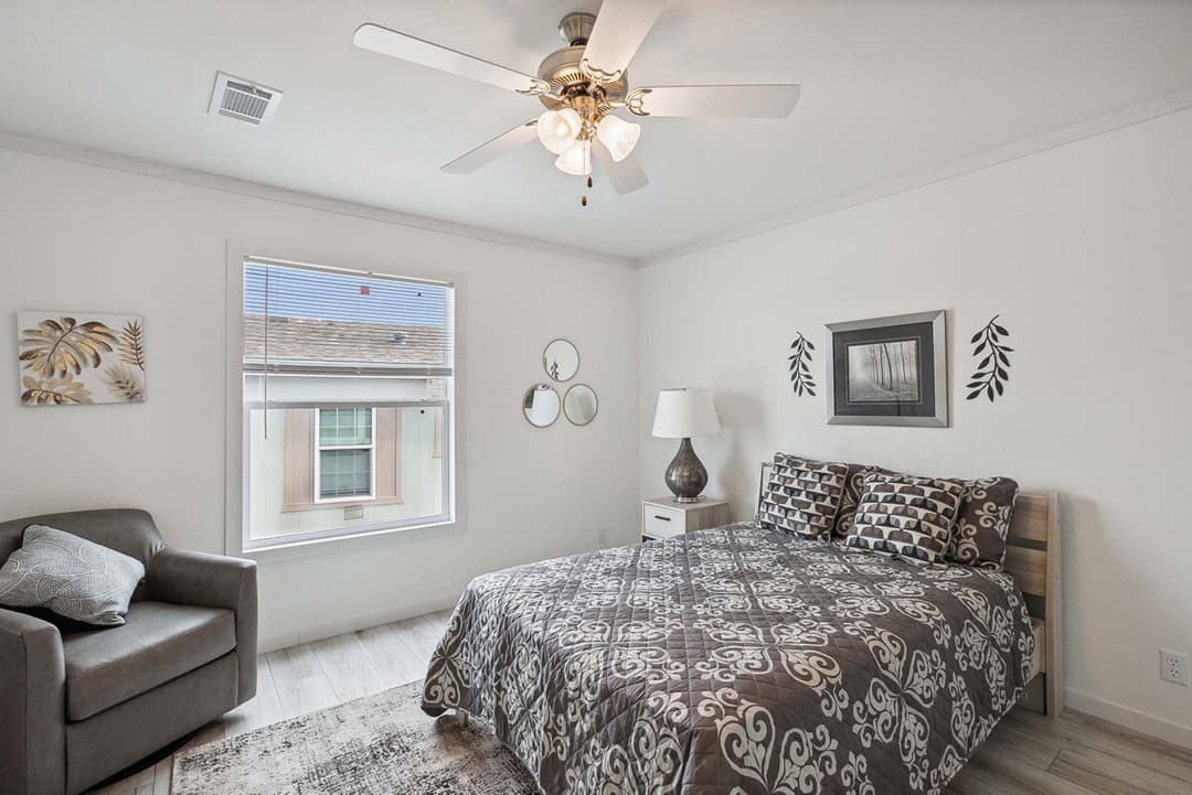 Nm2852a bedroom home features