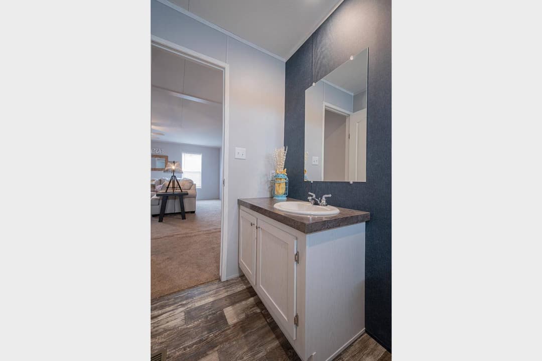 Redman rm3268a bathroom home features